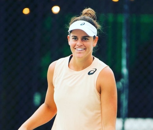A professional tennis player, Jennifer Brady playing tennis